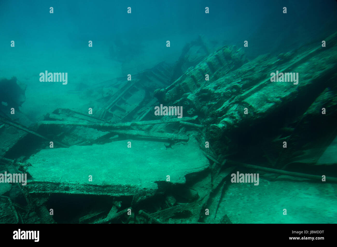 Vecchio relitto della nave in mare blu reef fondo. Vacanza subacquea nei Caraibi Foto Stock