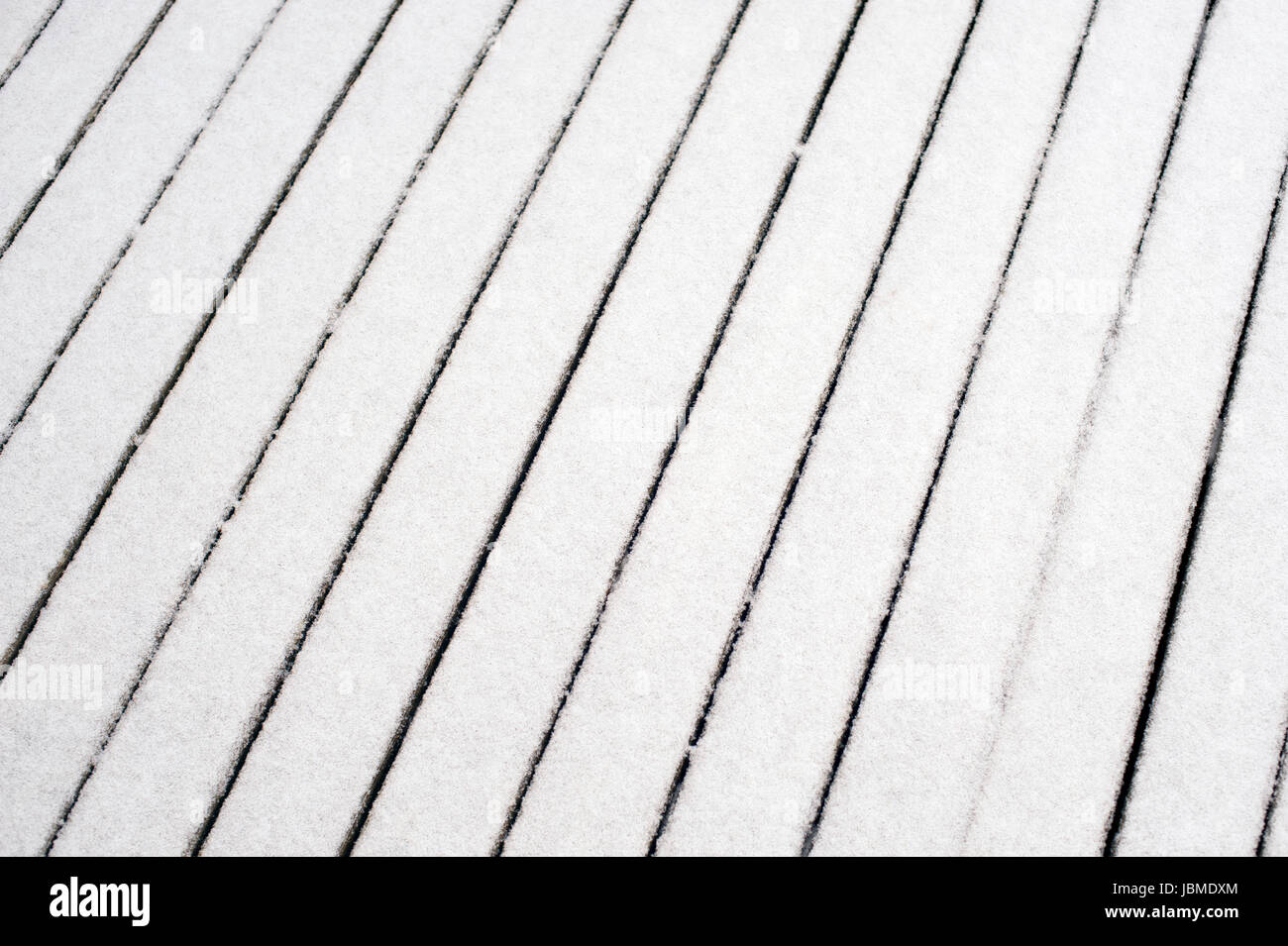 Ponte di legno con spolvero di snow making patterns Foto Stock