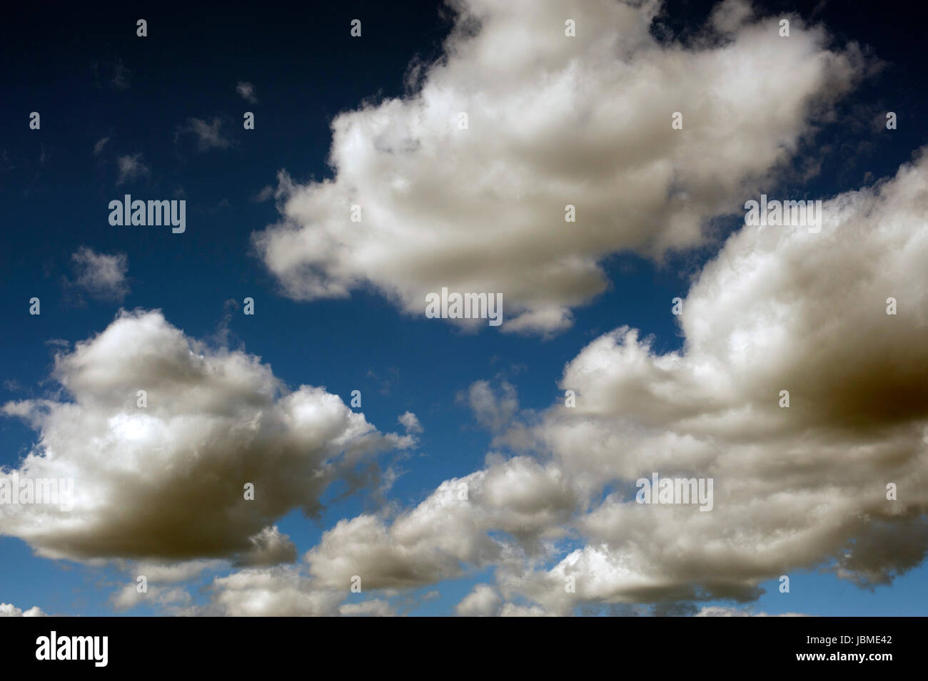 Cumulus fractus fair weather nuvole in una giornata di sole Foto Stock