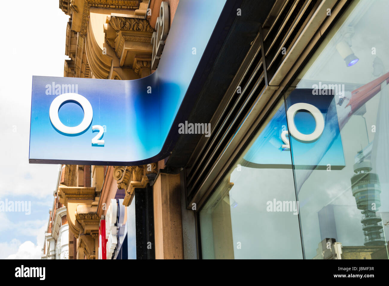 Segnaletica per negozi O2 a Londra, Inghilterra, Regno Unito Foto Stock