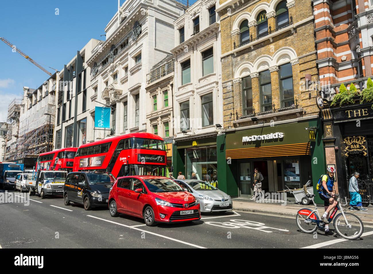 Rosso autobus Routemaster coinvolti nel traffico su Tottenham Court Road, Londra, Regno Unito Foto Stock