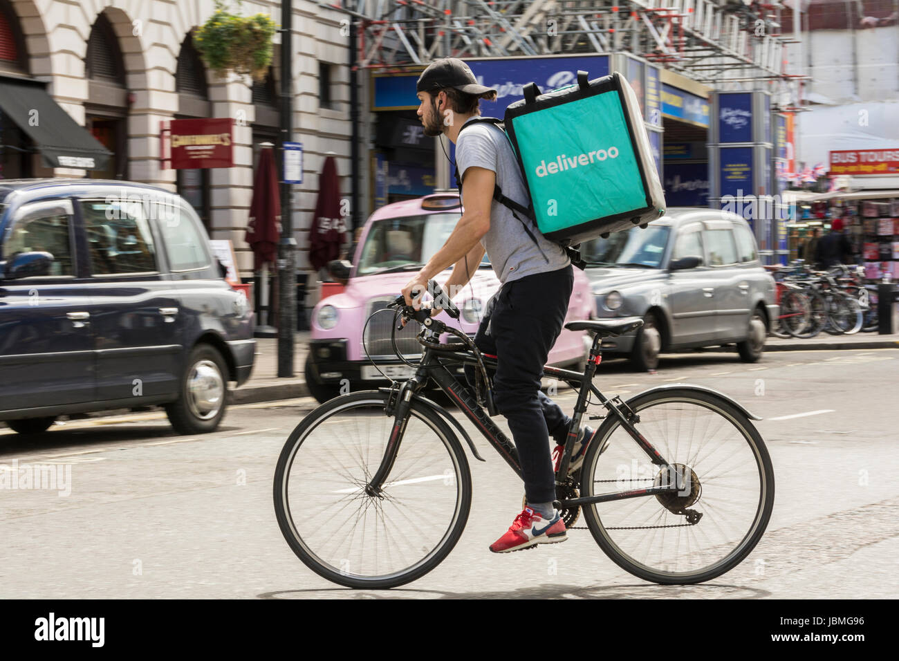 Un ciclista Deliveroo sulla sua moto nella zona centrale di Londra, Regno Unito Foto Stock