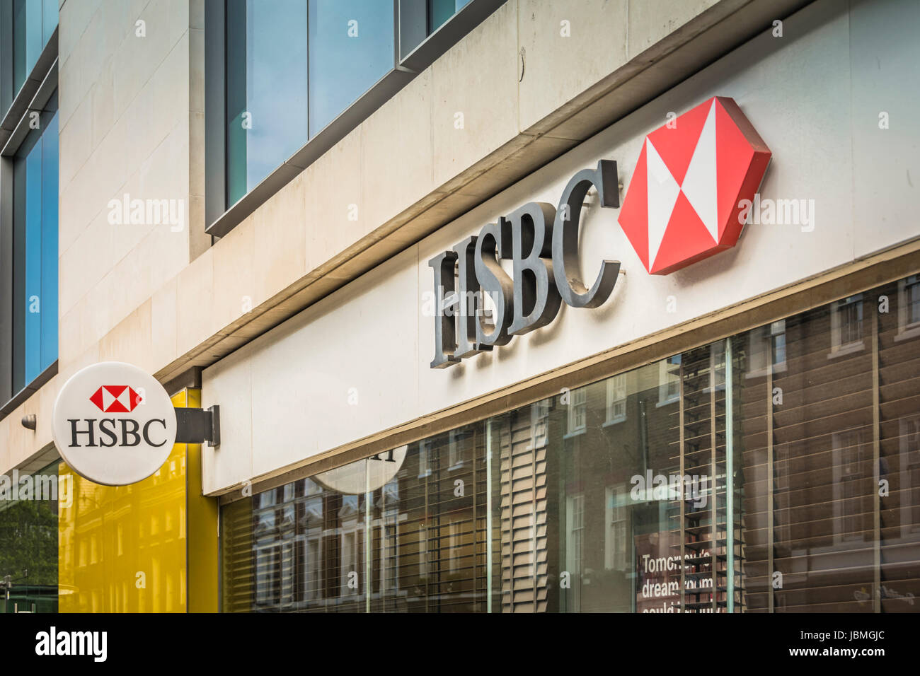 L'esterno di HSBC Bank su Tottenham Court Road, Londra, Inghilterra, Regno Unito Foto Stock