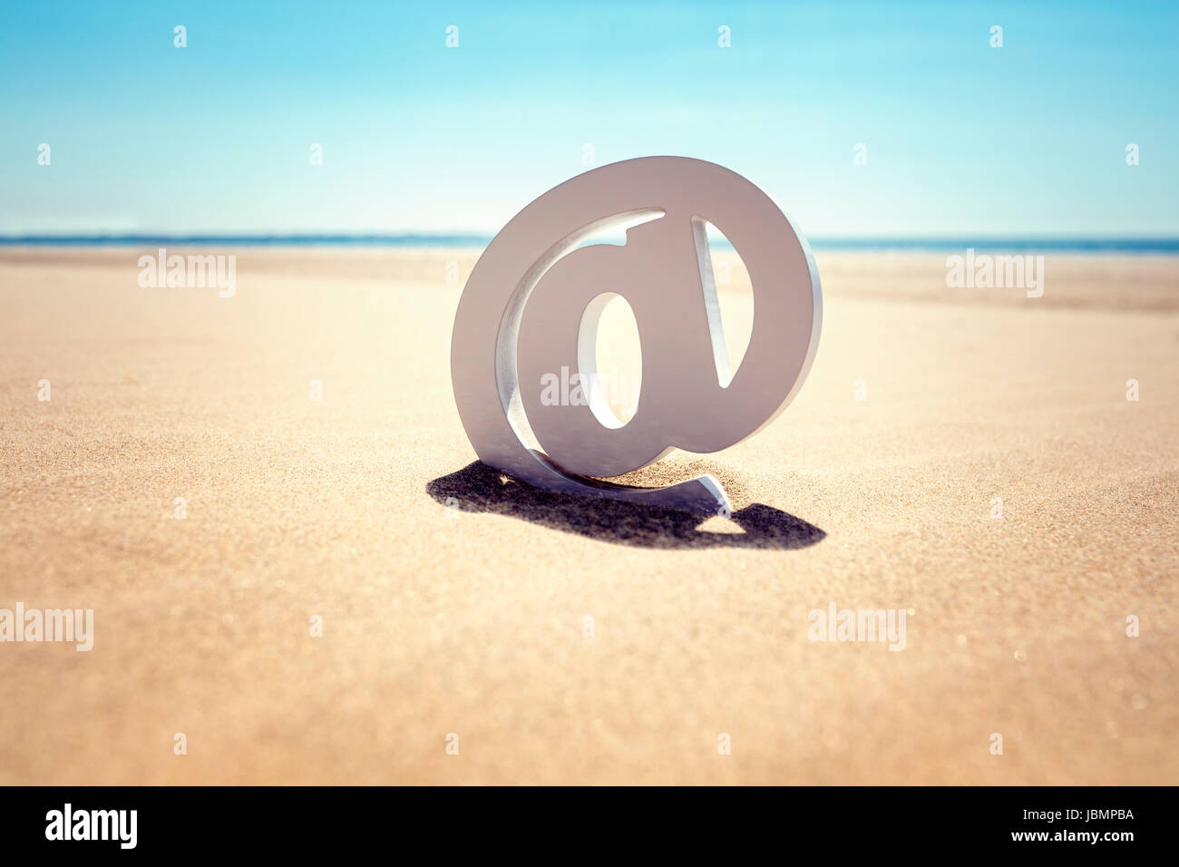 La posta elettronica al simbolo nella sabbia in spiaggia Foto Stock