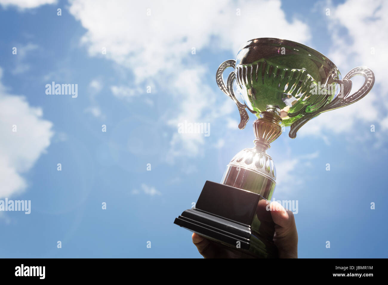 Celebrando con trophy award per il successo o il primo posto del campionato sportivo win Foto Stock