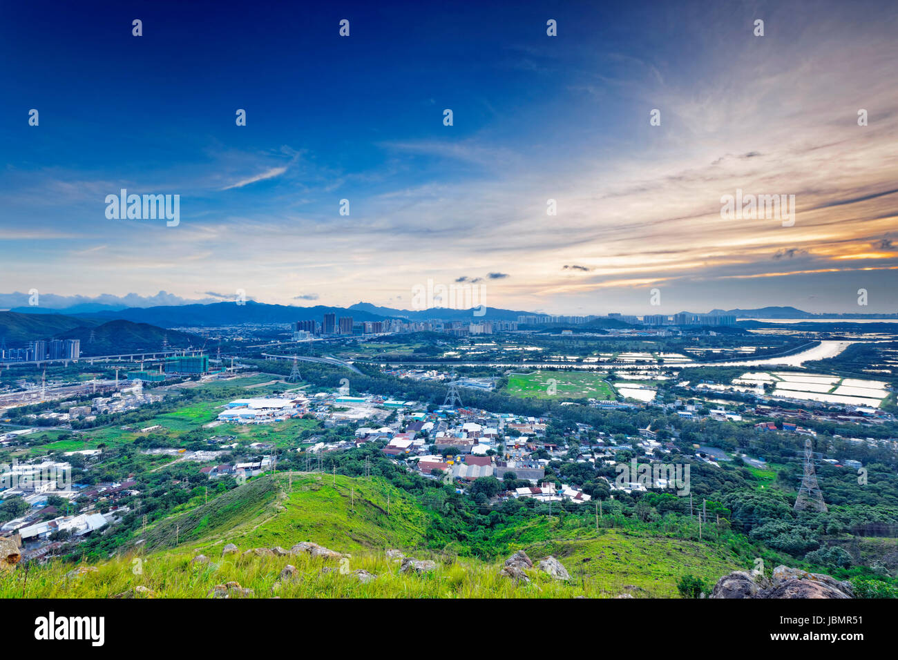 HongKong città asiatiche tramonto , Yuen Long district, autostrada e campo di risone in riso , le riprese di Kai Kung Leng Foto Stock