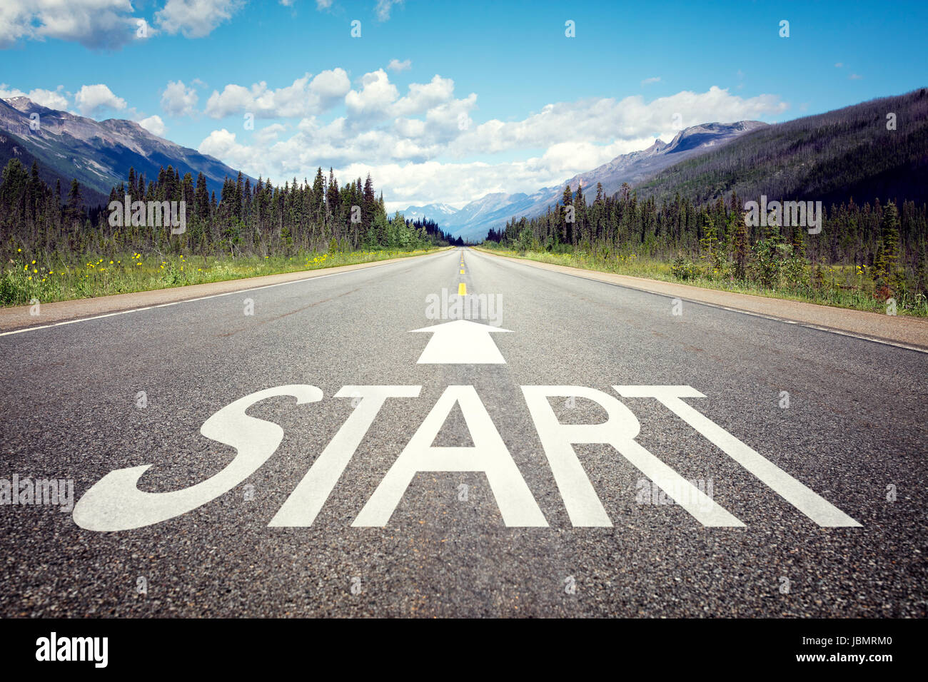 La linea di partenza sul concetto di autostrada per la pianificazione aziendale, la strategia e la sfida o il percorso di carriera, le opportunità e le possibilità di cambiare Foto Stock