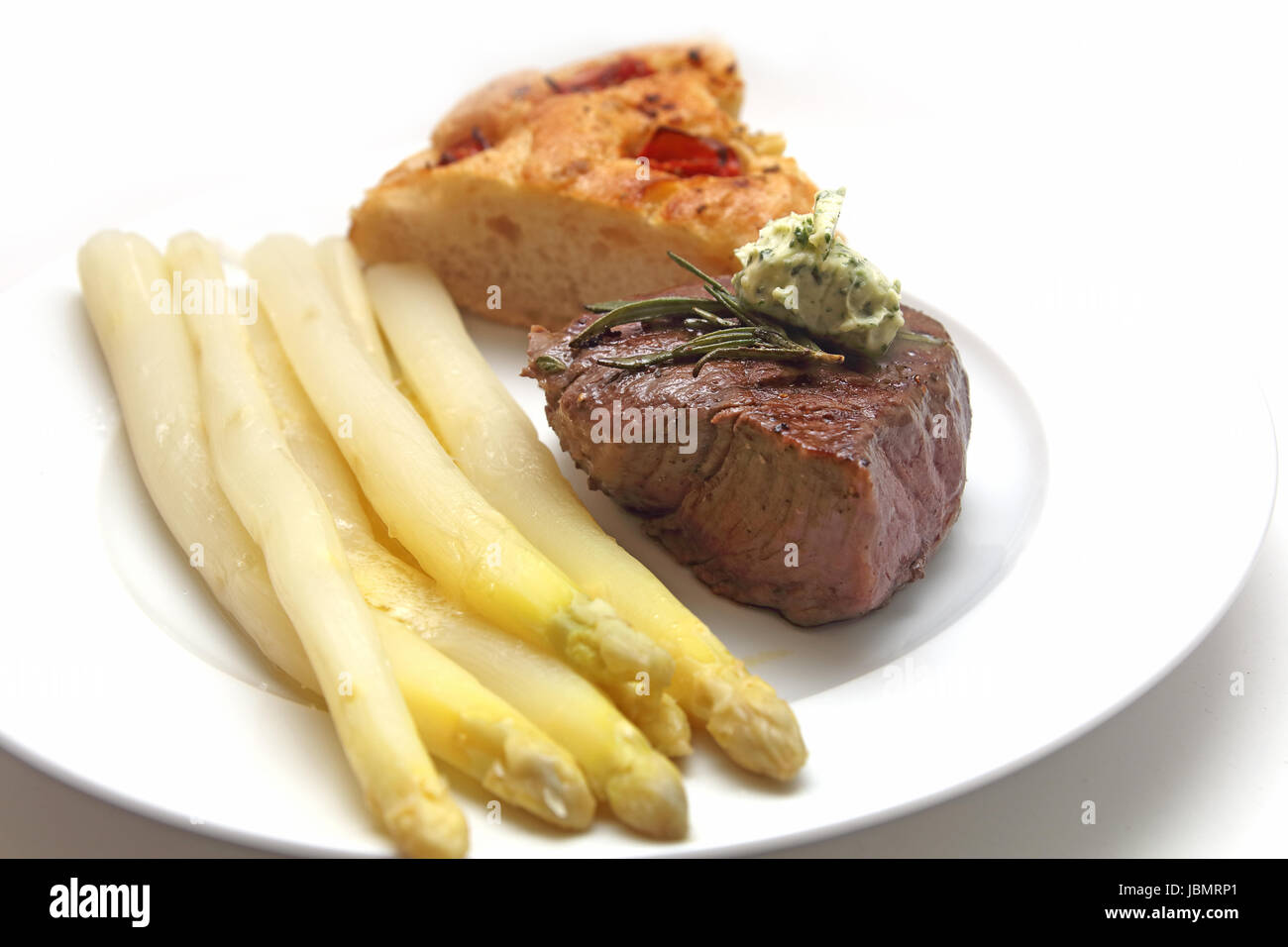 Filetto di manzo con asparagi e focaccia con pomodori Foto Stock