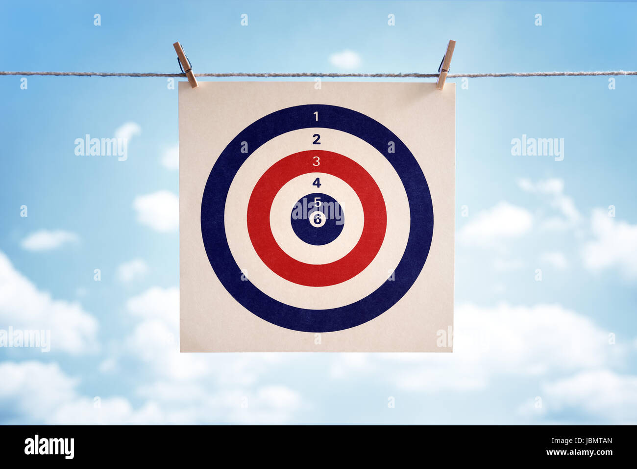 Icona di bersaglio appeso a un concetto di stendibiancheria per la strategia aziendale, obiettivo o di bullseye Foto Stock