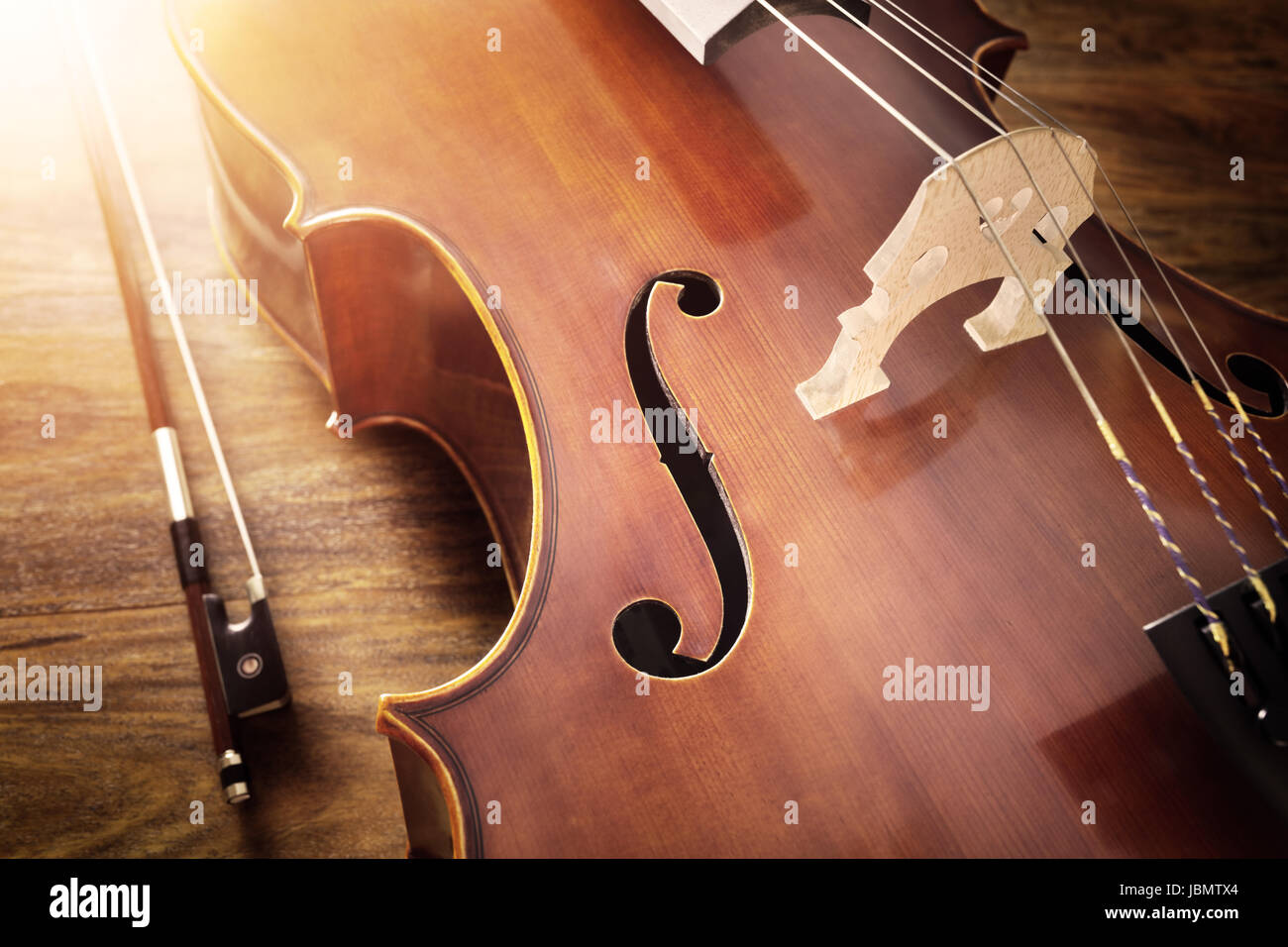 Violoncello su uno sfondo di legno con copia spazio per il concetto di musica Foto Stock