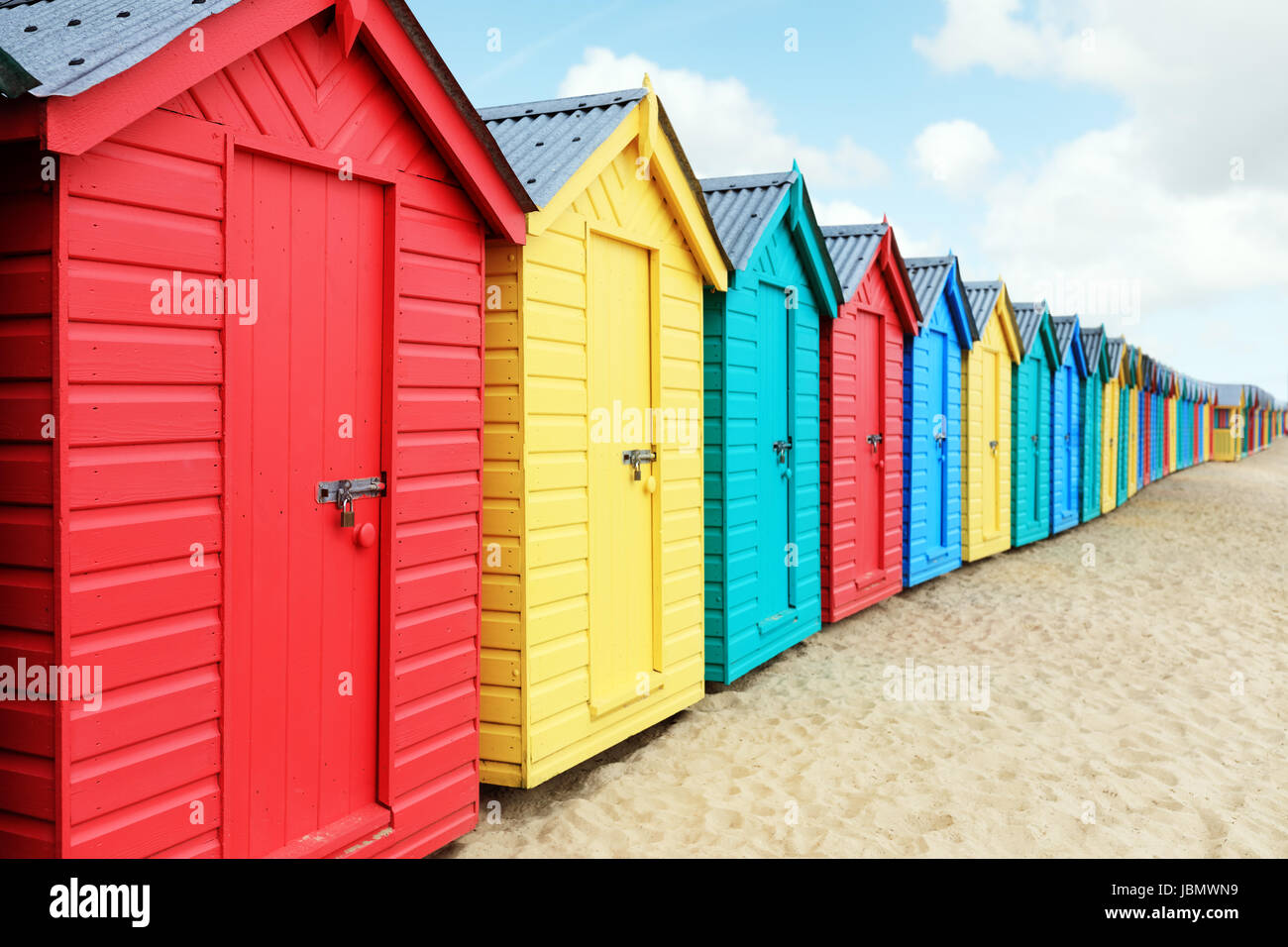 Spiaggia capanne o colorate scatole balneare sulla spiaggia Foto Stock