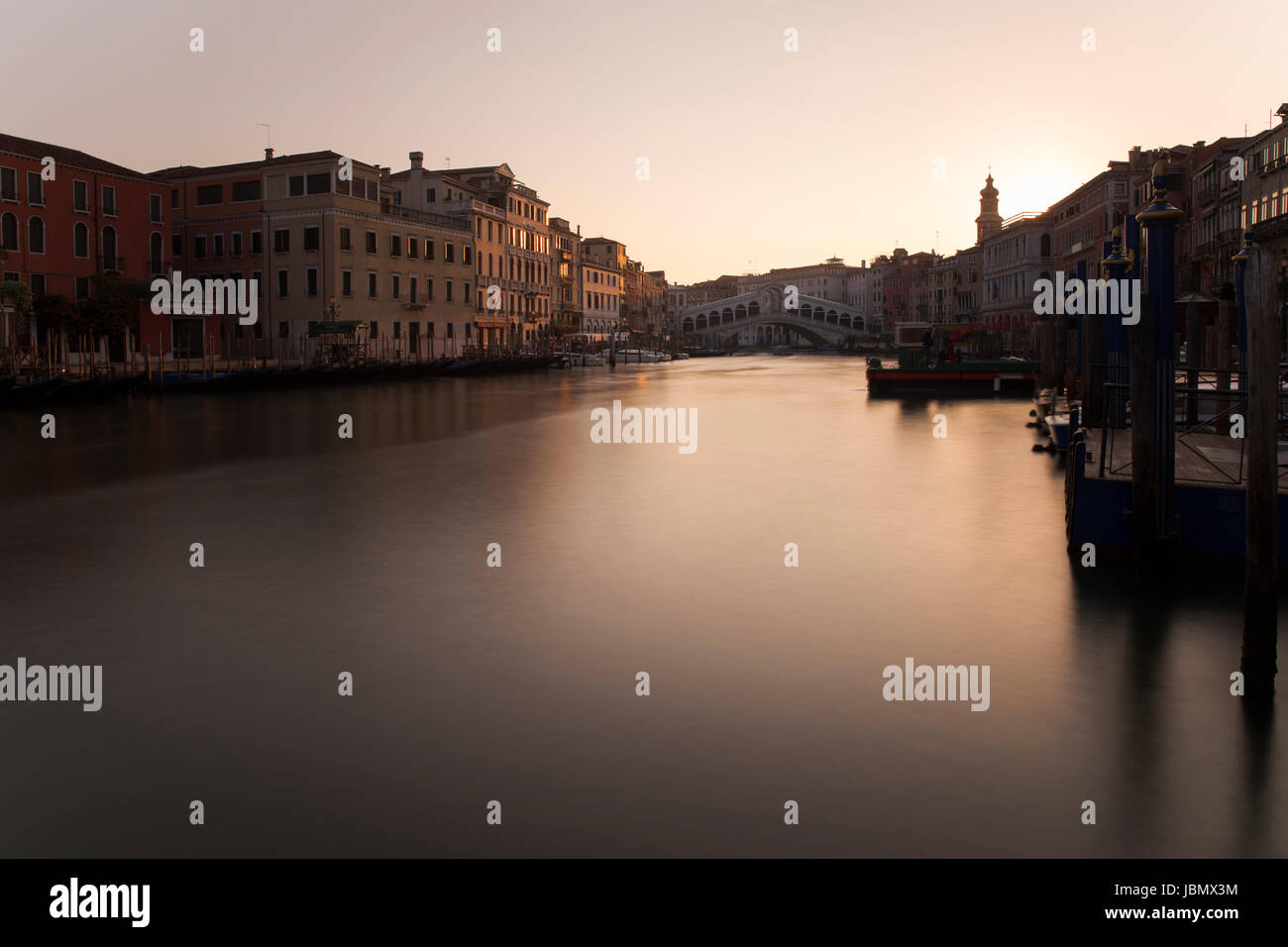 Golden Sunrise a Rialto a Canal Grande Venezia Foto Stock