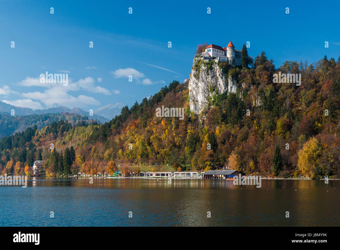 Il castello di Bled come visto attraverso il lago in autunno Foto Stock