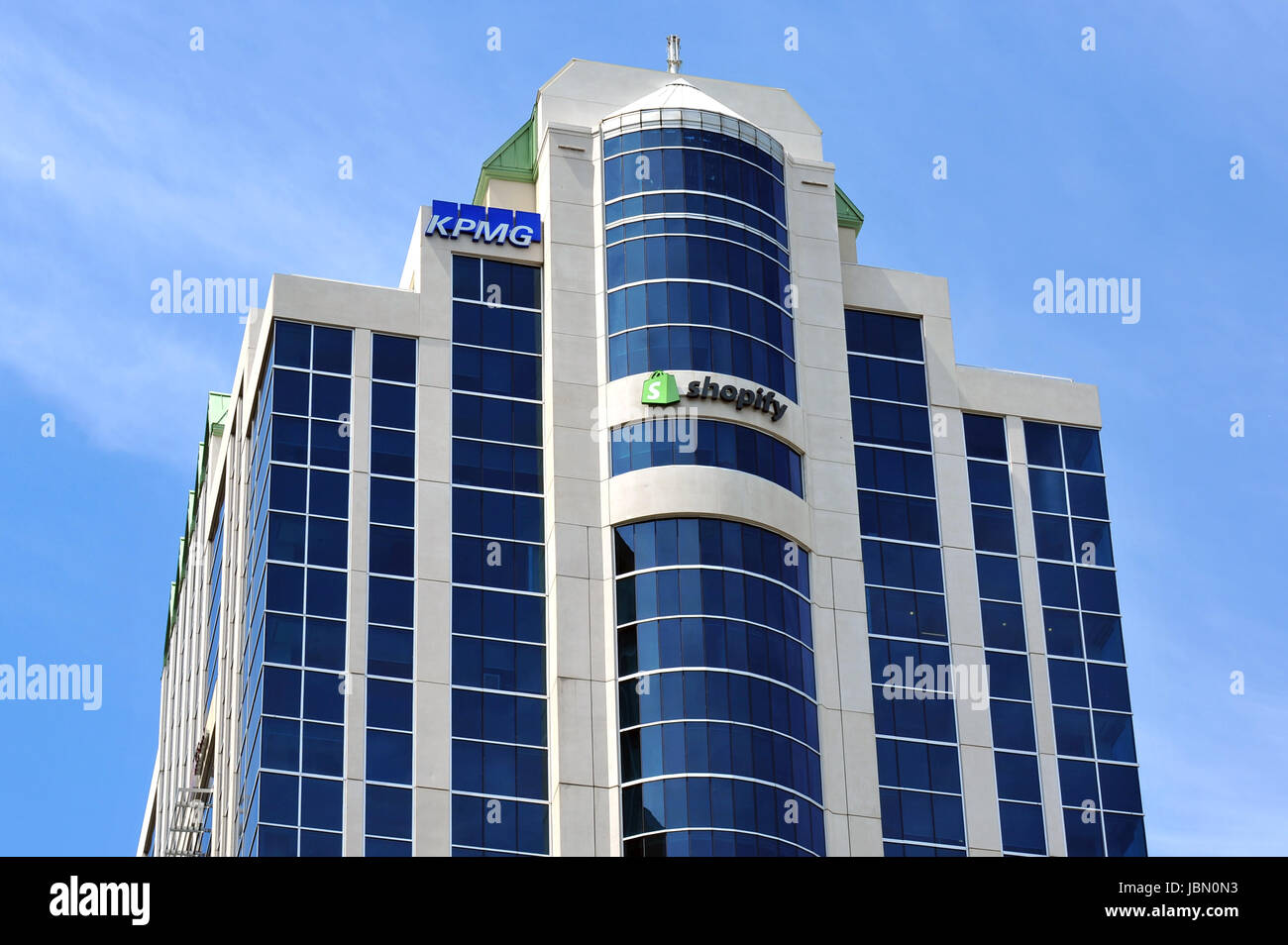 Ottawa, Canada - 11 Giugno 2017: alto edificio a 150 Elgin Street che ospita KPMG e HQ di successo della società software Shopify. Foto Stock