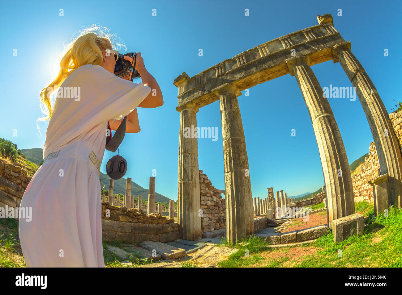 Fotografo in tempio greco Foto Stock
