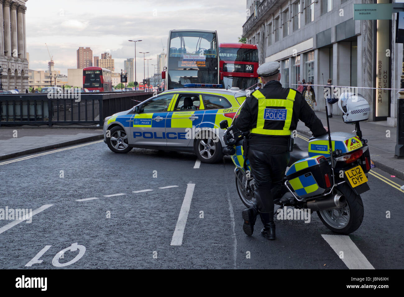 Forza di polizia nella parte anteriore del bus in accodamento a Waterloo Bridge durante l'avviso di sicurezza a Londra,l'Inghilterra,UK Foto Stock