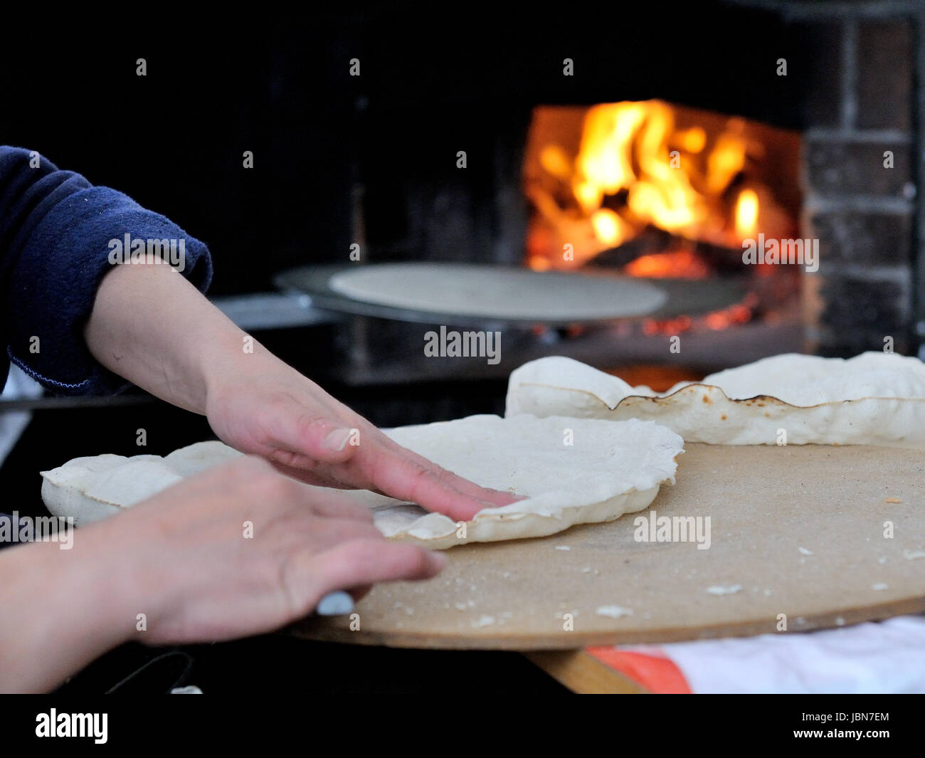 Il pane carasau è un tipico pane sardo, sparsi su tutta l isola è noto come la musica italiana della carta. Foto Stock