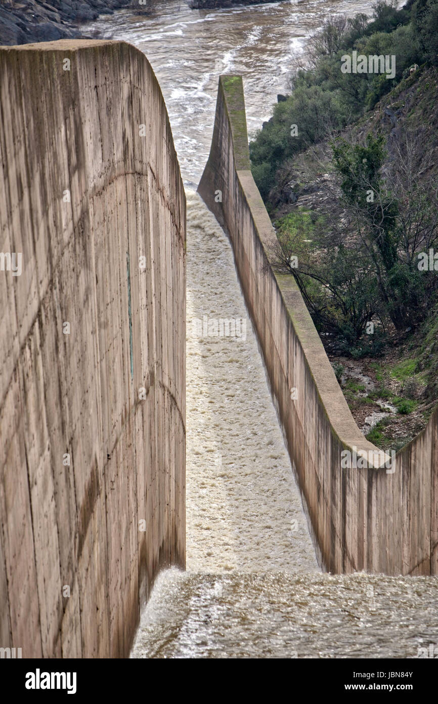 Sfioratore della diga del Yeguas, in provincia di Cordoba, Spagna Foto Stock