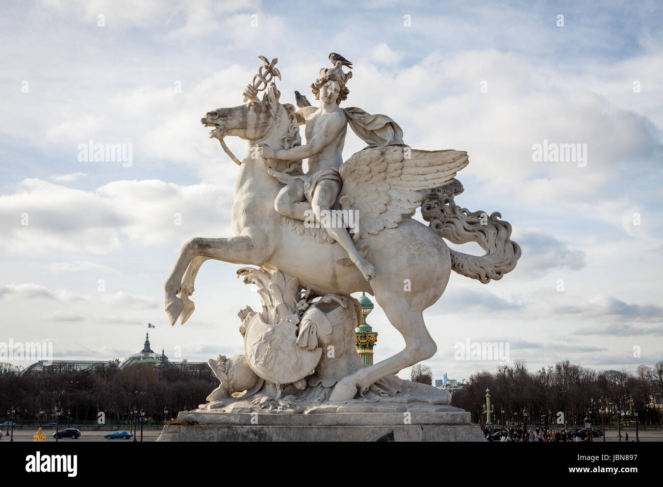 Statua aus Stein Marmor gemeißelt vor blauem Himmel a Parigi Foto Stock