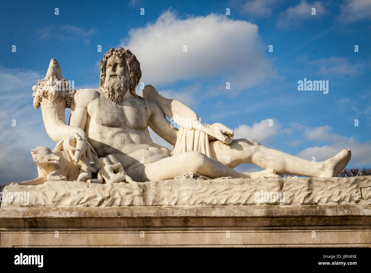 Statua aus Stein Marmor gemeißelt vor blauem Himmel a Parigi Foto Stock