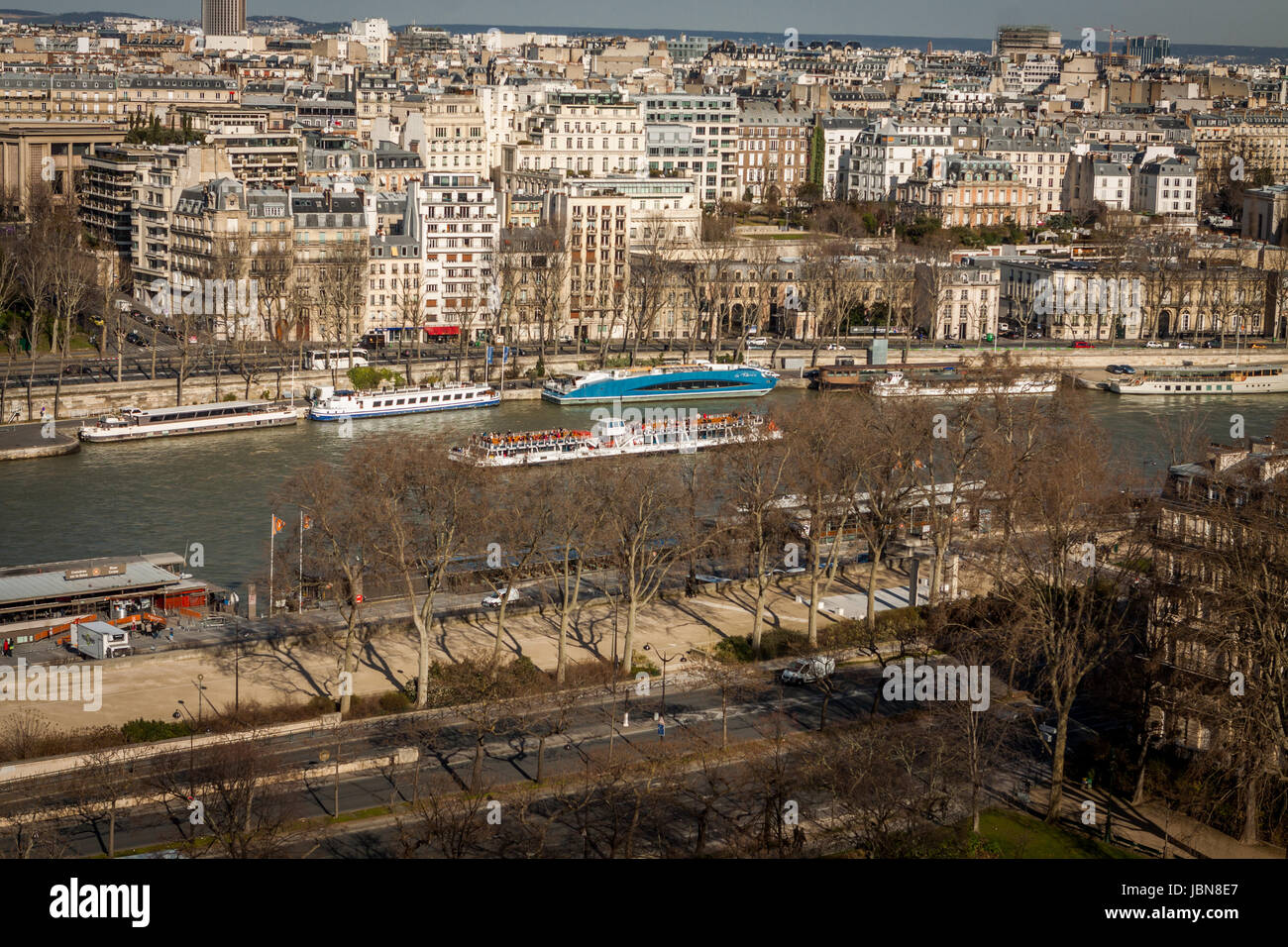 Skyline von Paris mit Stadtbild an der Saine mit blauem Himmel im Sommer Foto Stock