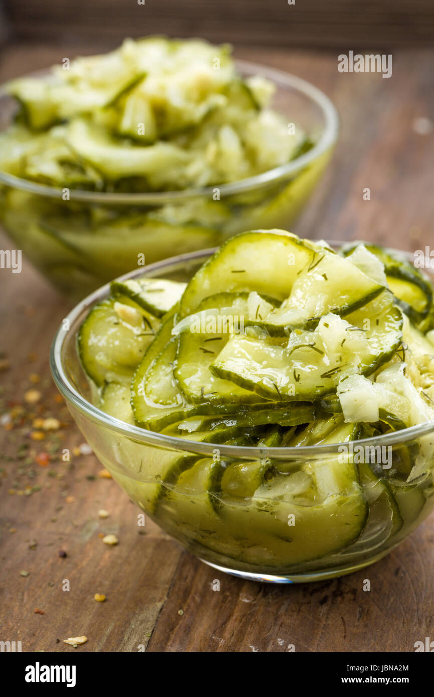 Insalata di cetrioli con erbe fresche e cipolle Foto Stock