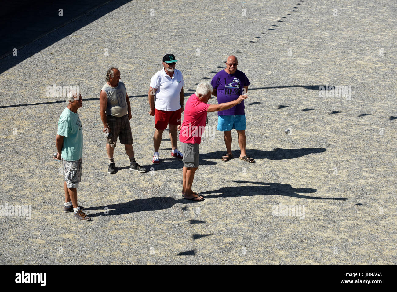 Uomini che suonano boules a Capbreton nel sud-ovest della Francia. Uomini francesi maschi tempo libero amici passatempo stile di vita scena di strada Foto Stock