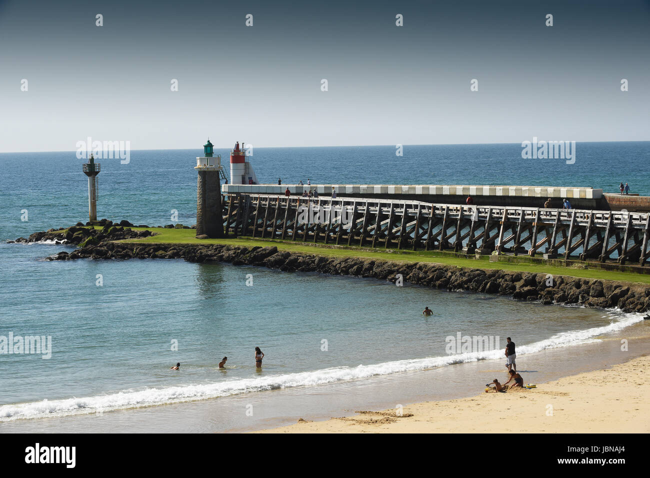 Capbreton beach nel sud ovest della Francia con Pier e il faro La jetée en bois de Capbreton Foto Stock