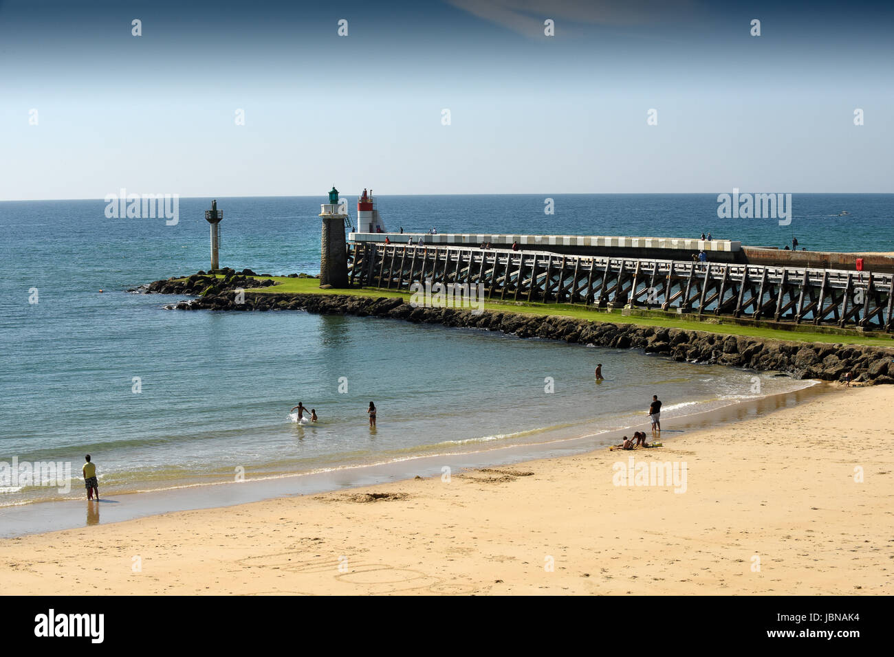 Capbreton beach nel sud ovest della Francia con Pier e il faro La jetée en bois de Capbreton Foto Stock