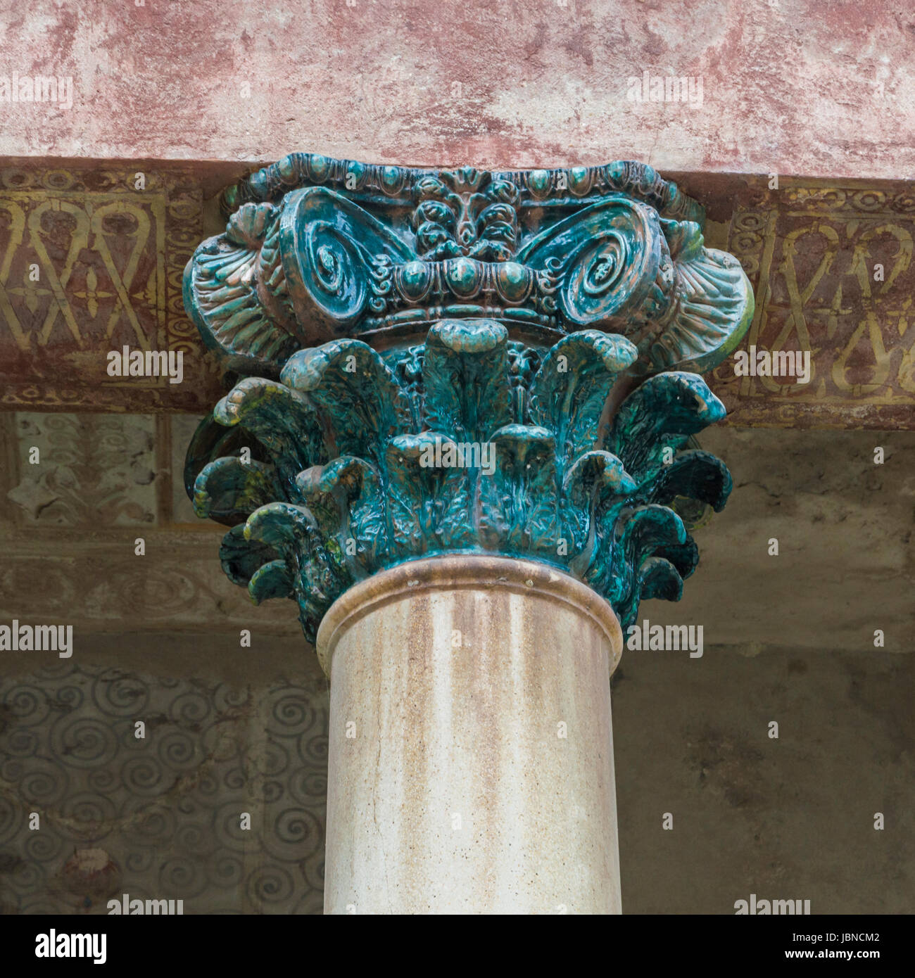 Dettaglio di un antica colonna con capitale, architettura romana Foto Stock