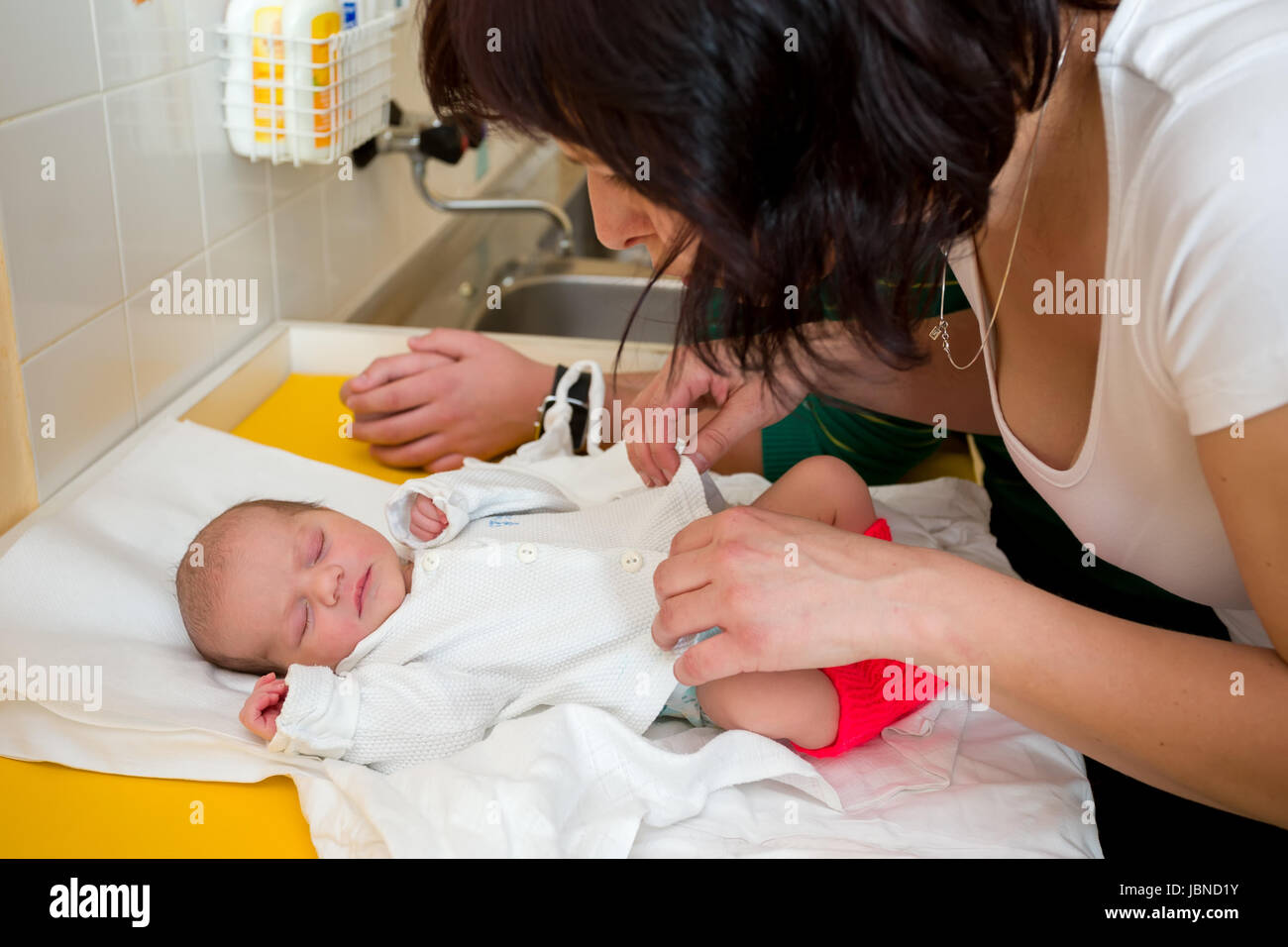 Sleeping neonato in ospedale - le prime ore della nuova vita, famiglia guardando al neonato Foto Stock