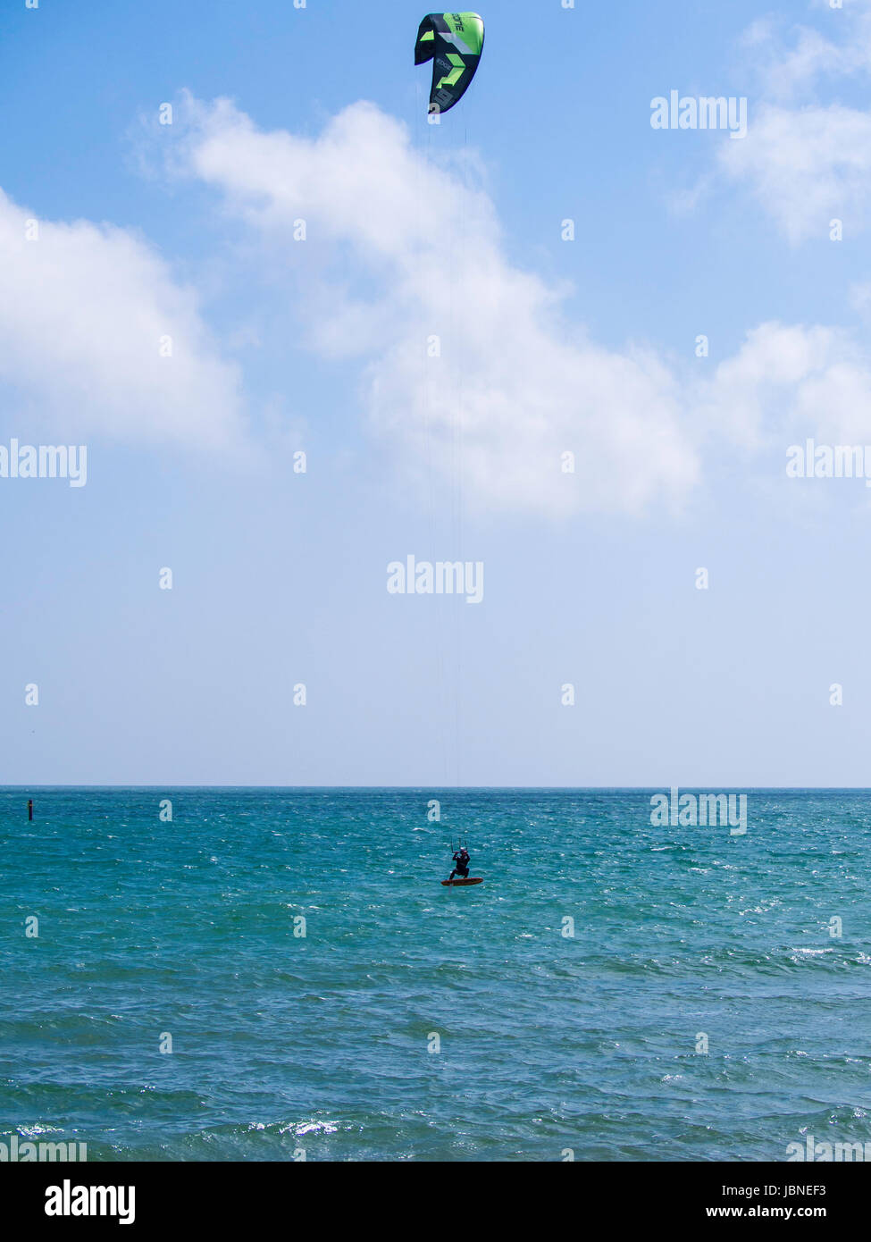 Un Kite surfer in mare Foto Stock