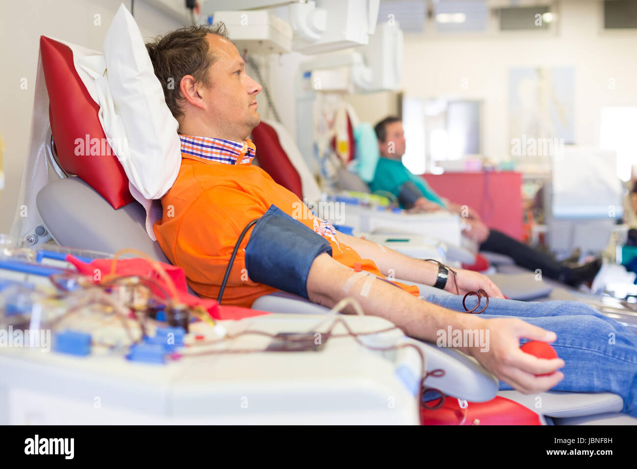 Donatore di Sangue alla donazione con una palla rimbalzanti tenendo in mano. Foto Stock