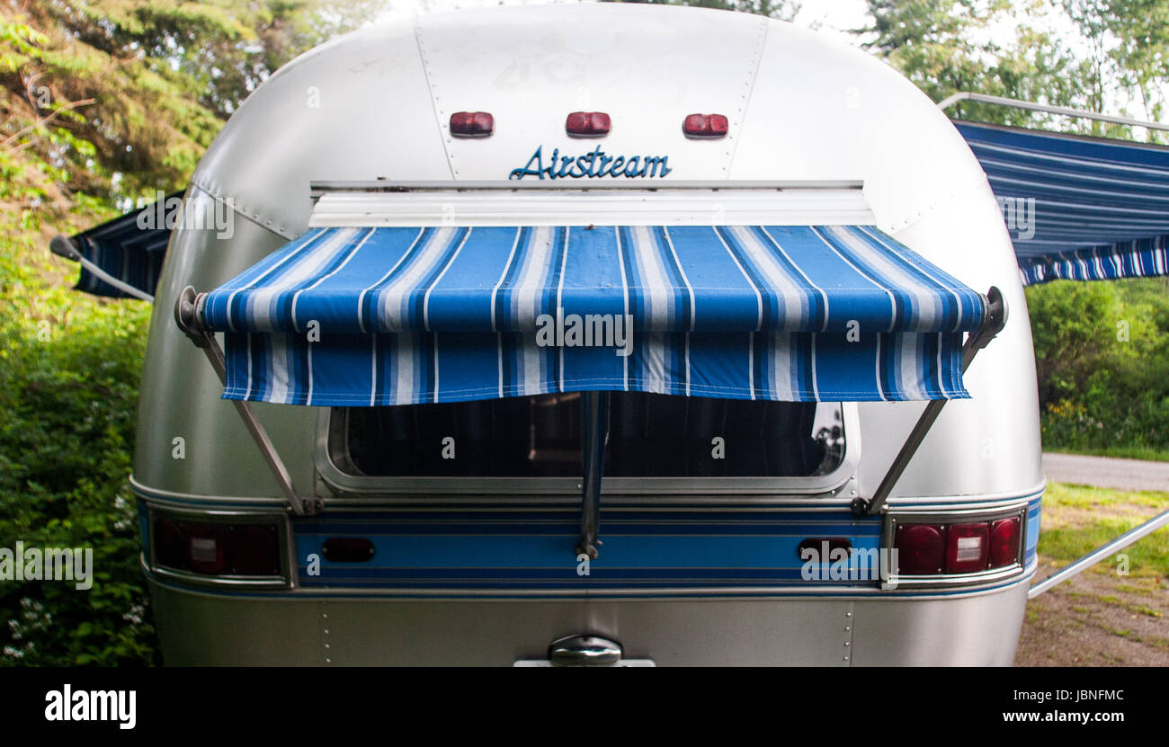L'iconico American realizzato Airstream trailer di viaggio si siede in un campeggio nel sud-ovest Ontario in Canada. Aereiforme è stata fondata alla fine degli anni venti. Foto Stock