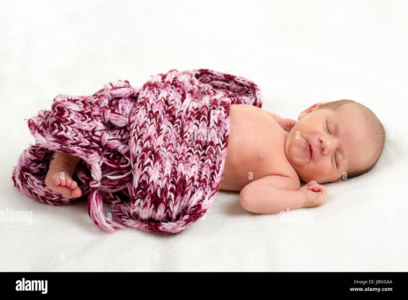Sleeping neonato in scialle su coltre bianca - la prima settimana di vita nuova Foto Stock