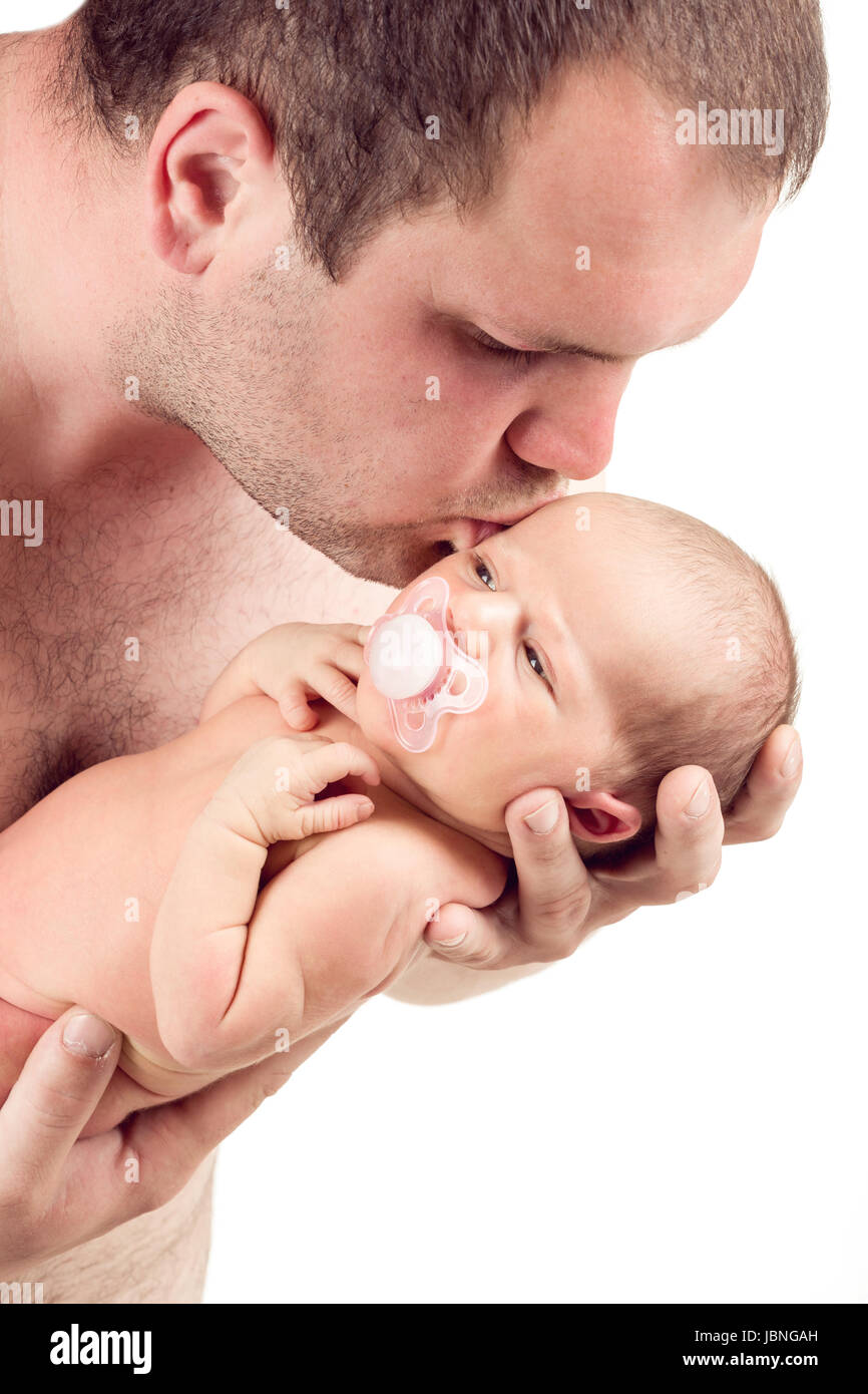 Padre amorevole baciare il suo bambino carino bambina il primo mese di vita nuova, isolato su bianco Foto Stock