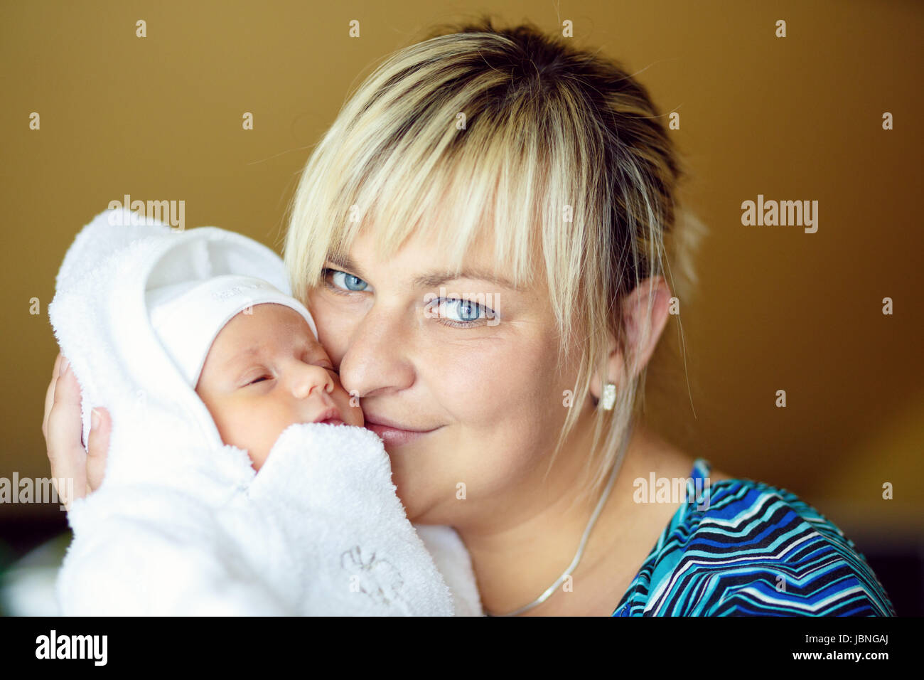 Mamma con il suo piccolo grazioso Baby girl, il primo mese di vita nuova, messa a fuoco a madre Foto Stock