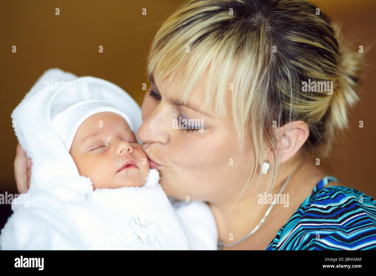 Mamma con il suo piccolo grazioso Baby girl, primo mese della nuova vita, la messa a fuoco a madre, kissing infant Foto Stock