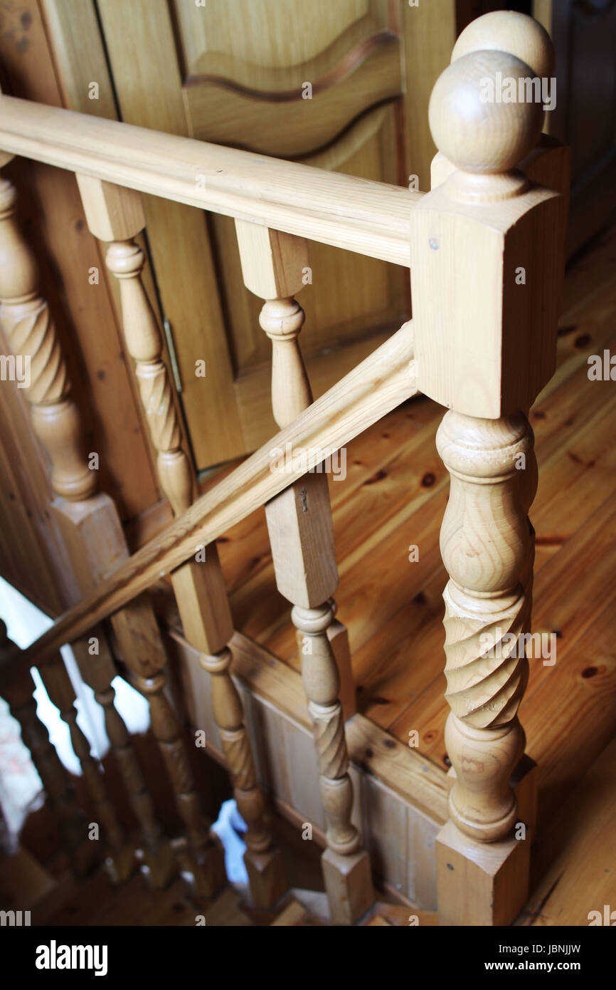 Dettagli interni: una scala di legno intagliato balaustre Foto Stock