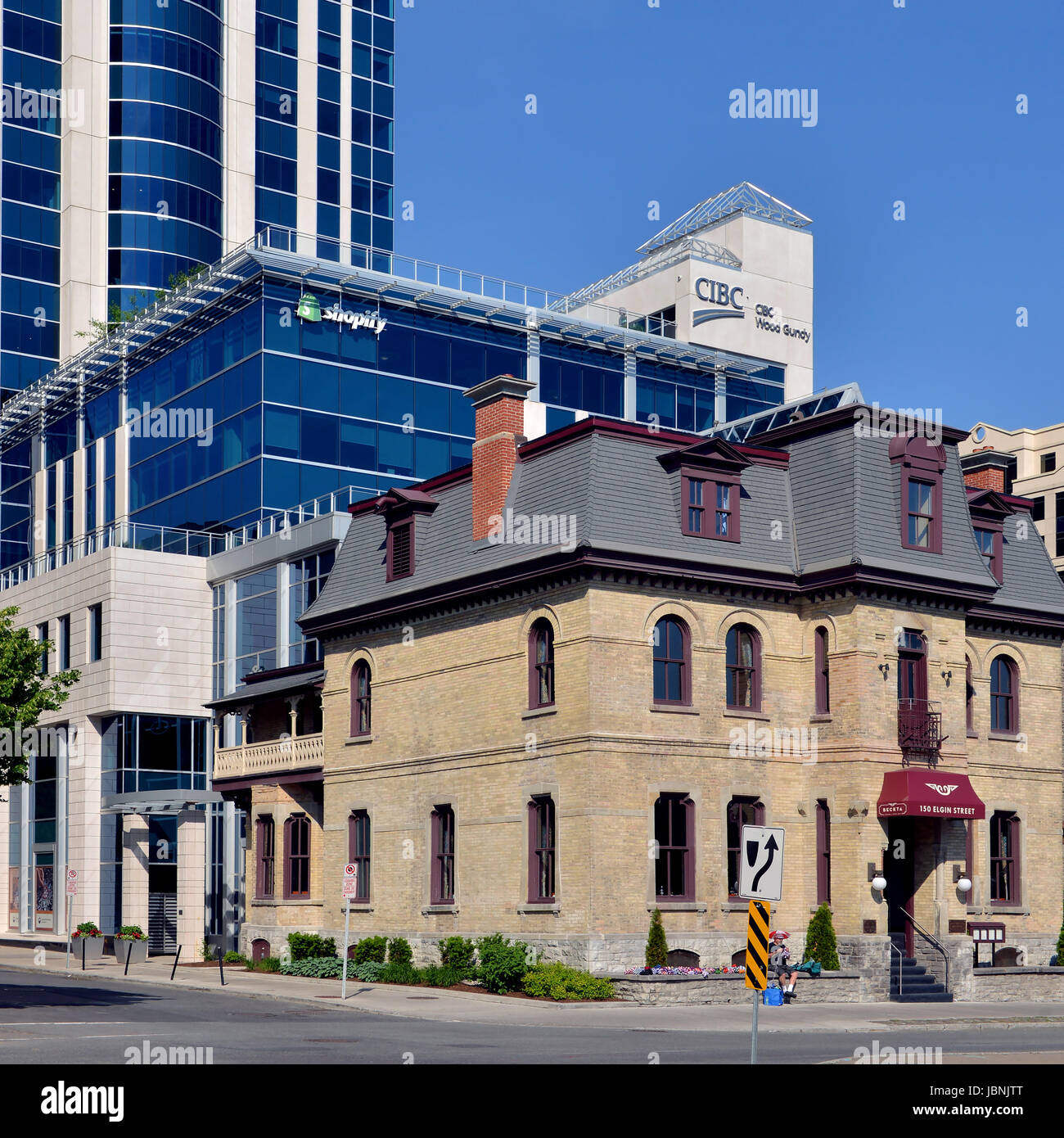 Ottawa, Canada - 11 Giugno 2017: il quartier generale di successo della società di software su Shopify Elgin Street costruito intorno all'esistere edificio del patrimonio Foto Stock