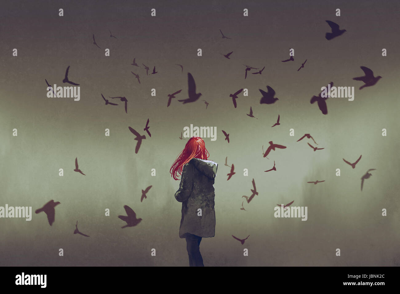 La donna con i capelli rossi in piedi fra gli uccelli, arte digitale stile, illustrazione pittura Foto Stock