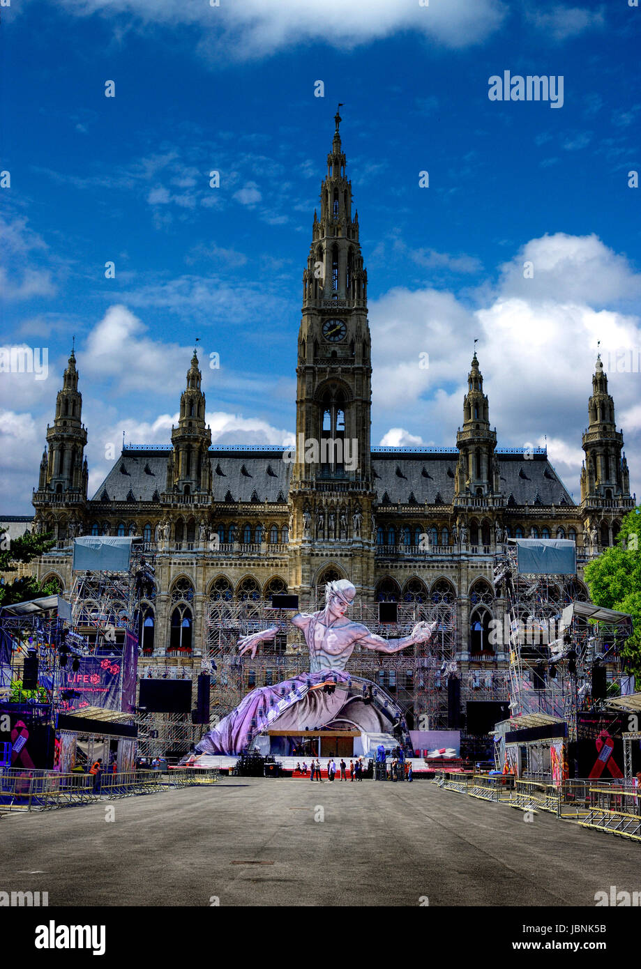 Vista della statua Life Ball 2017 di fronte al Municipio di Vienna, Austria Foto Stock