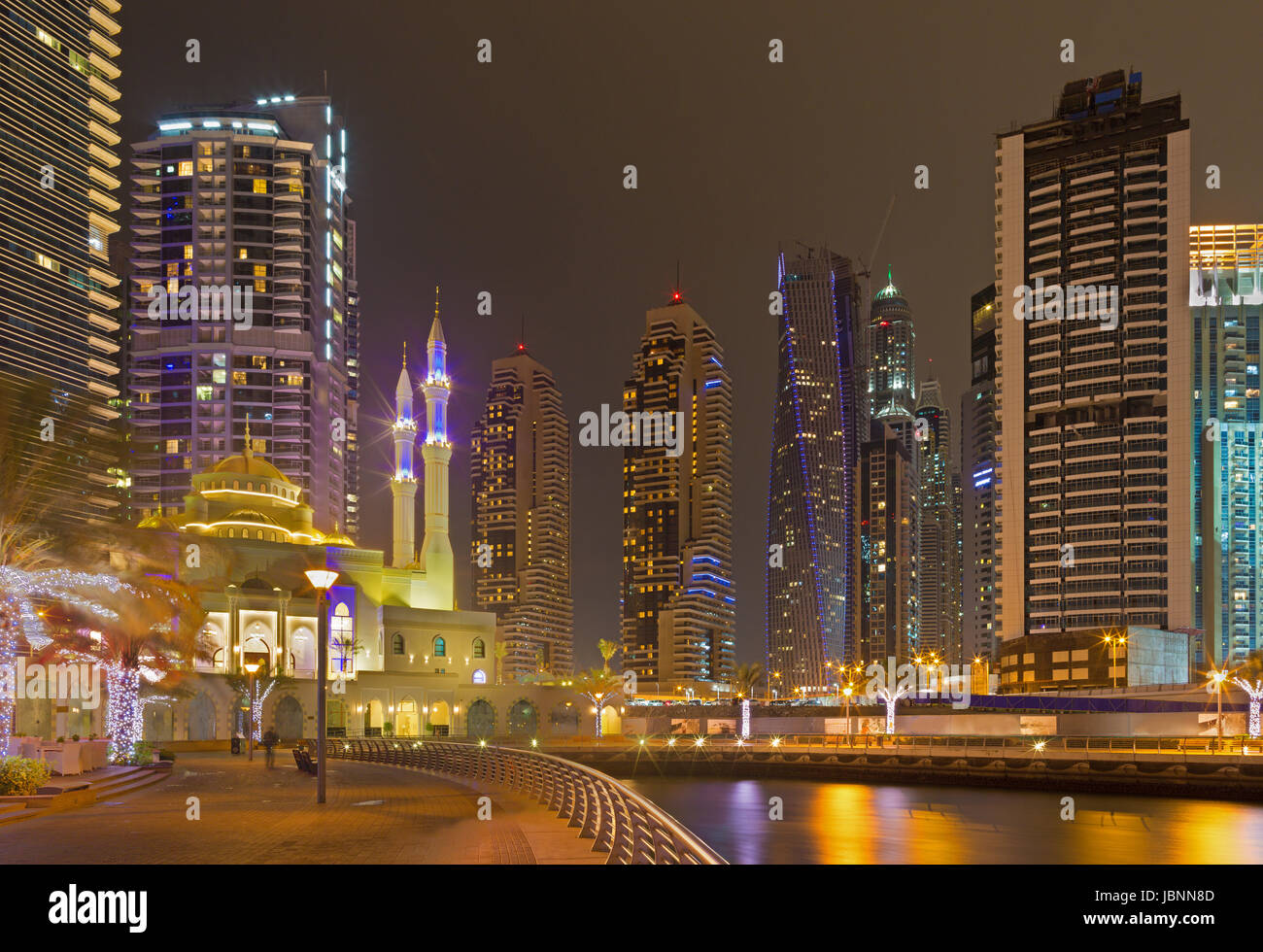 Dubai - La passeggiata serale di Marina e la moschea. Foto Stock