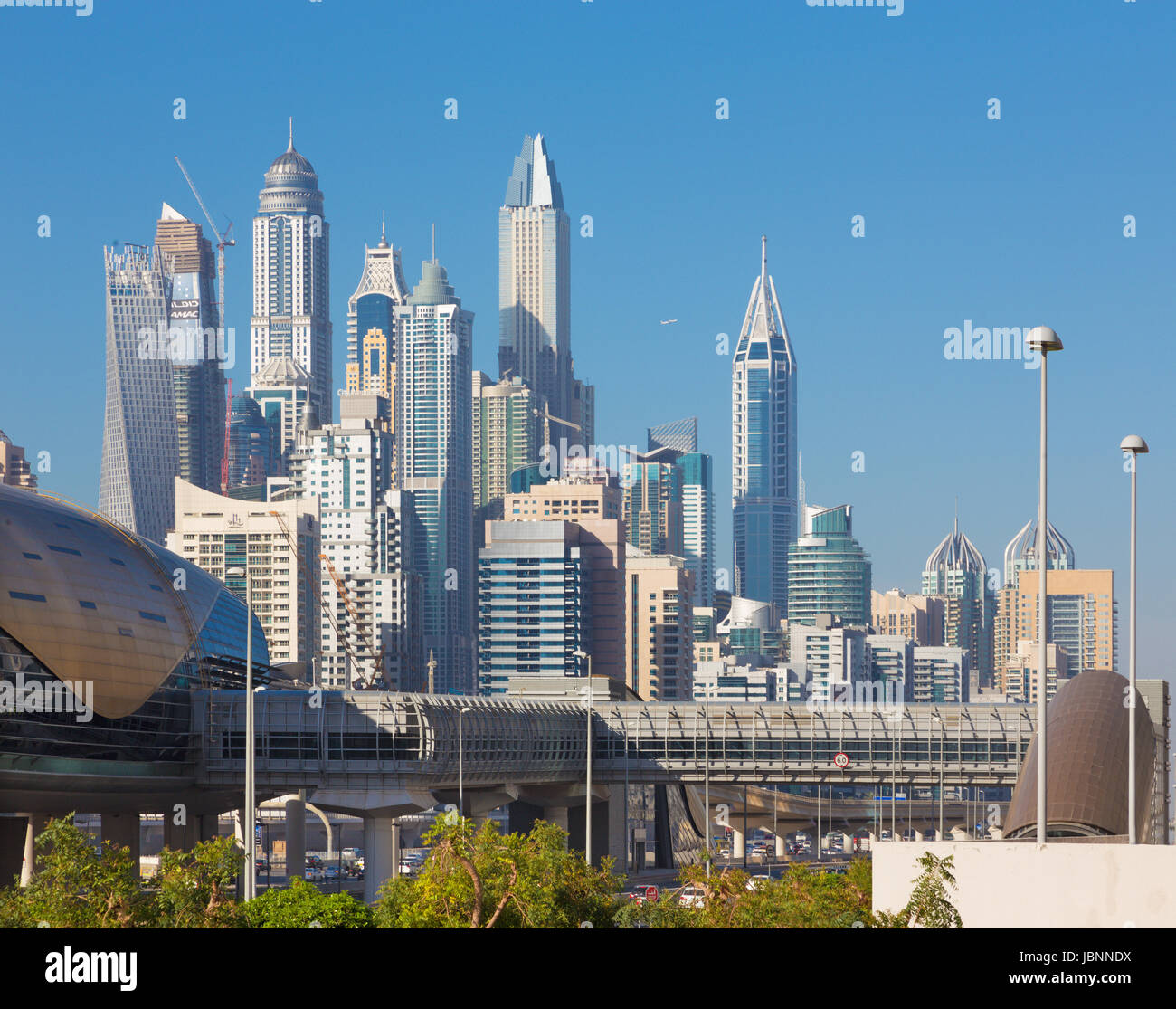 Dubai - La Marina Towers e le rotaie della metropolitana. Foto Stock