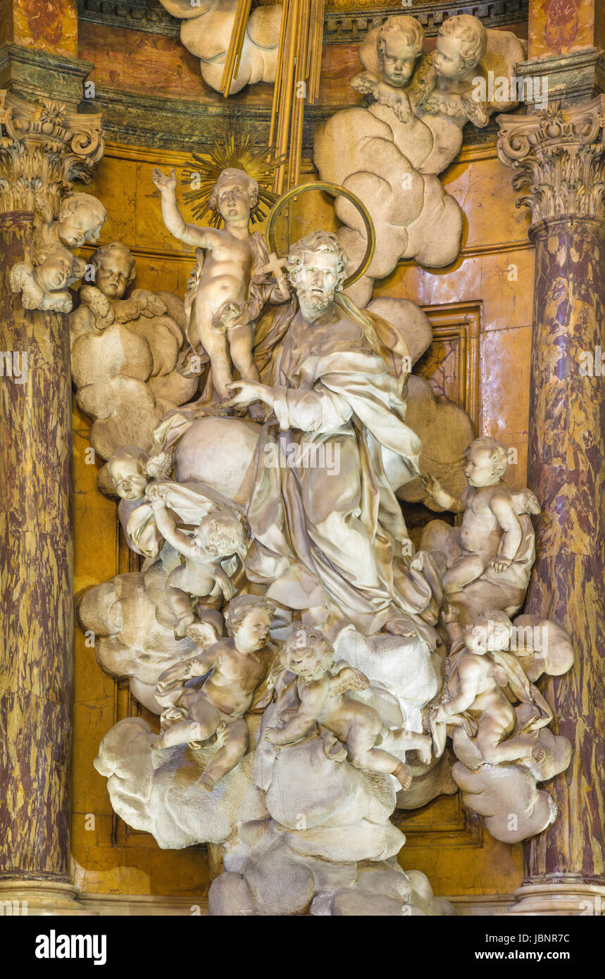Torino, Italia - 13 Marzo 2017: la barocca statua in marmo di San Giuseppe nella Chiesa di Santa Teresa di Simone Martinez (1736). Foto Stock