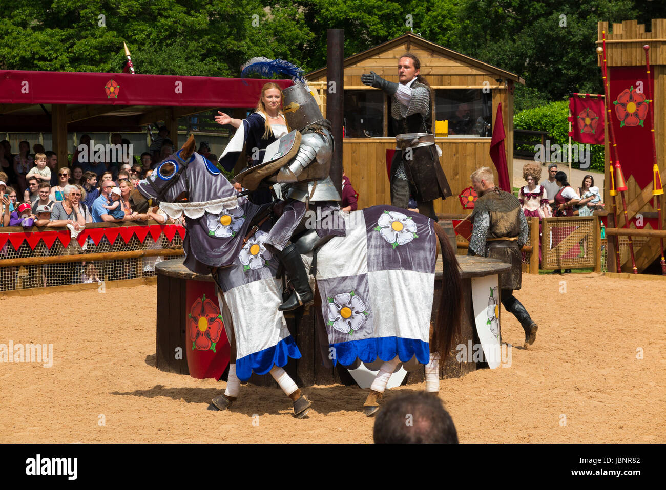 La guerra dei Roses giostre battaglia rievocazione eseguito di fronte a un pubblico di turisti presso il castello di Warwick nel Warwickshire. Regno Unito. (88) Foto Stock