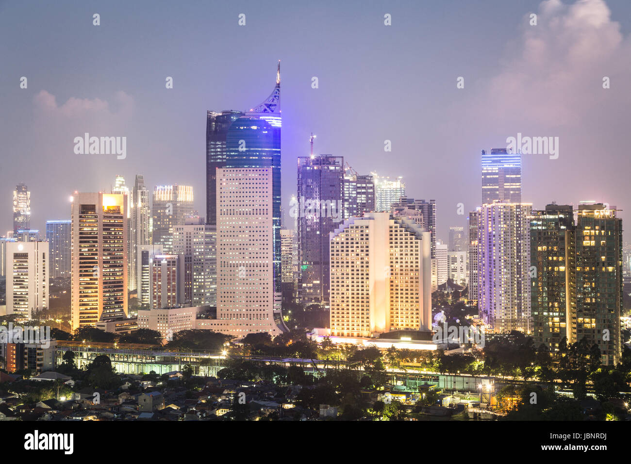 Antenna vista notturna del moderno edificio condominiale, torri di uffici e hotel di lusso nel quartiere degli affari di Jakarta, Indonesia città capitale Foto Stock