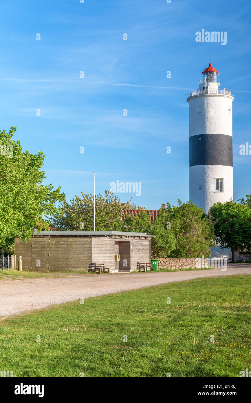 Ottenby, Svezia - 27 Maggio 2017: ambientale documentario. Il faro di lunga Jan visto dal lato nord in serata la luce del sole. Foto Stock