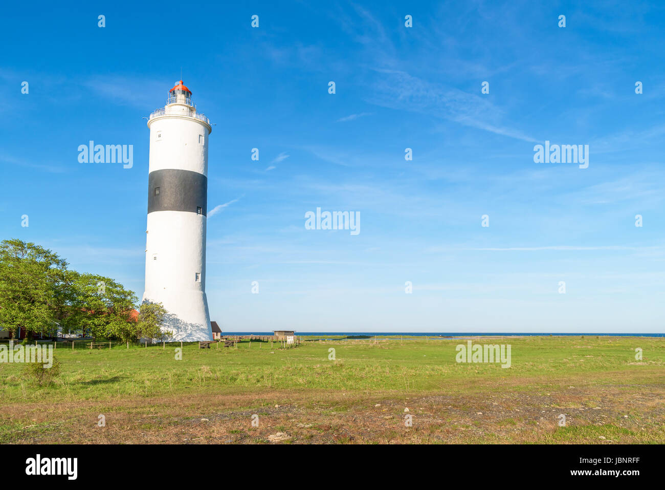 Il faro alto lungo Jan sull'isola Oland in Svezia, visto con una parte del litorale in background. Copia dello spazio. Foto Stock