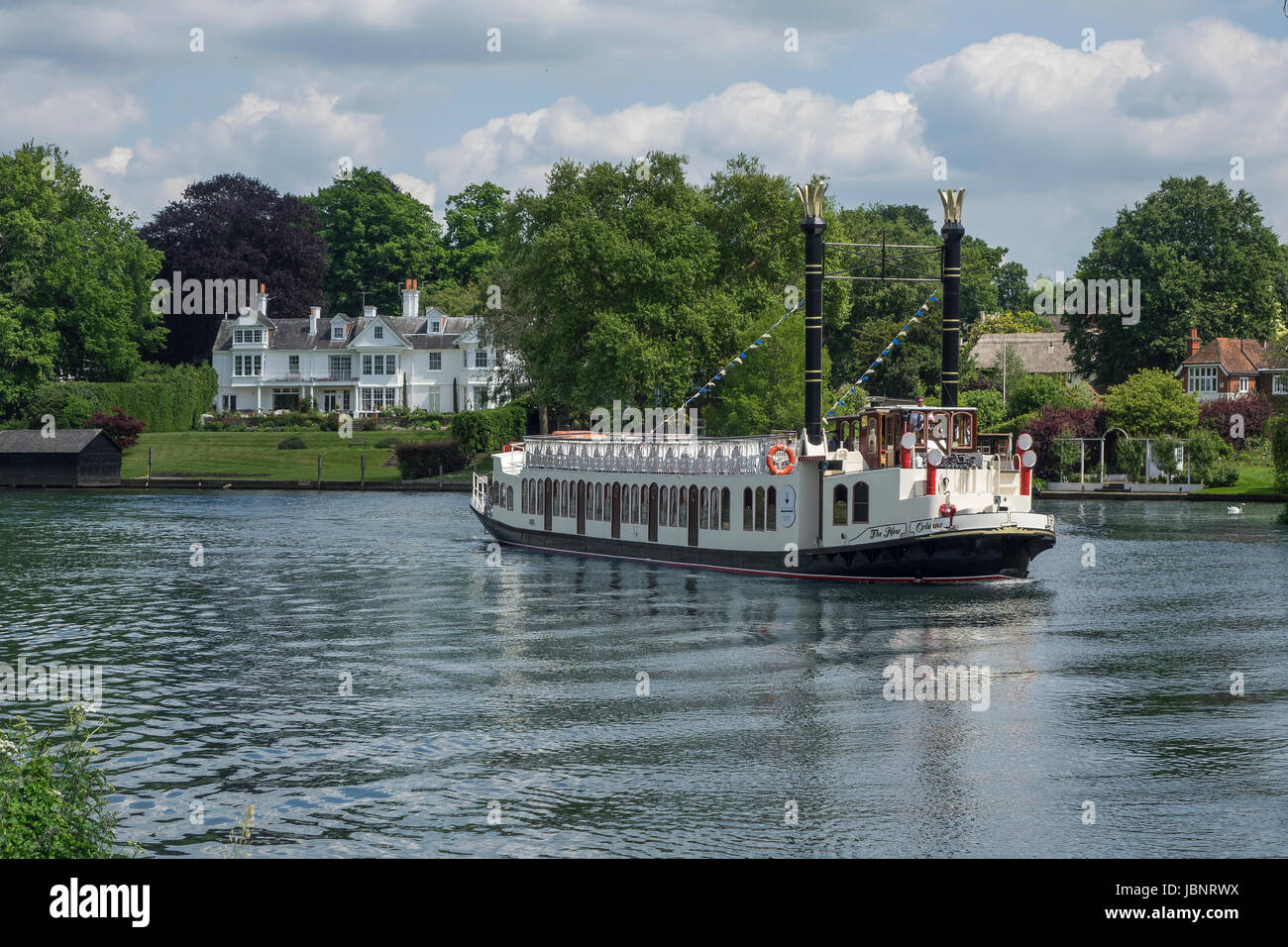 Inghilterra, Berkshire, Wargrave, New Orleans sternwheeler sul fiume Tamigi Foto Stock